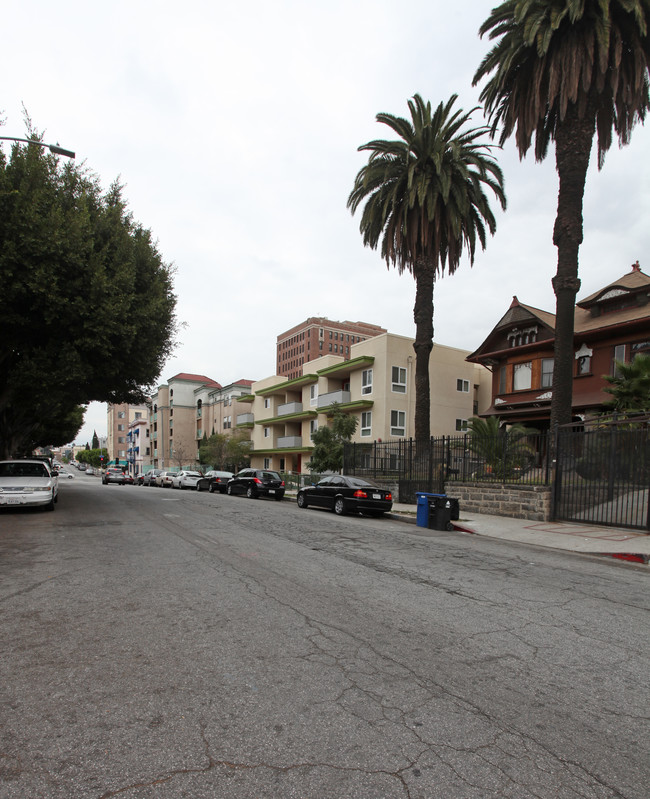 Young Burlington in Los Angeles, CA - Foto de edificio - Building Photo