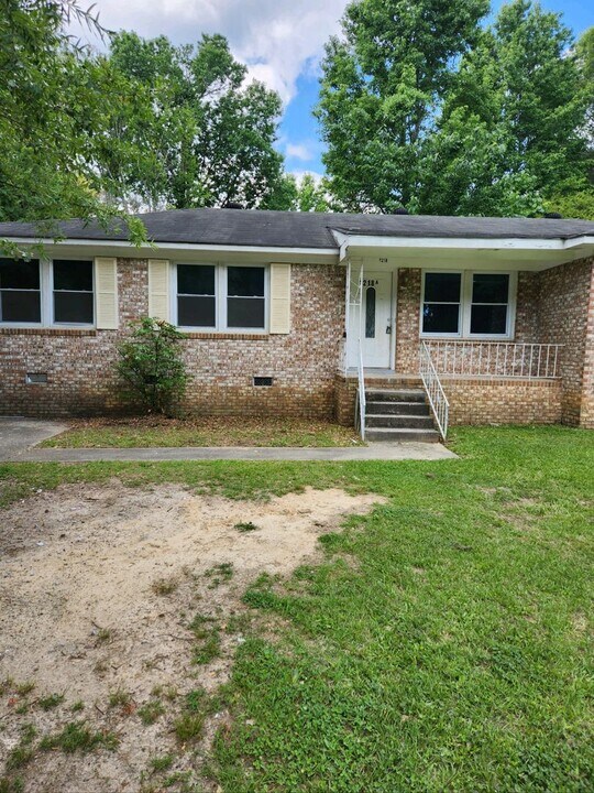 2218 Apple Valley Rd in Columbia, SC - Building Photo