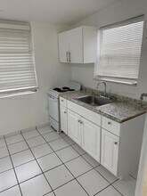 2282 SW 15th St in Miami, FL - Foto de edificio - Building Photo