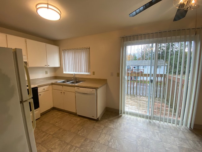 1700 Blankenship Rd in West Linn, OR - Building Photo - Building Photo