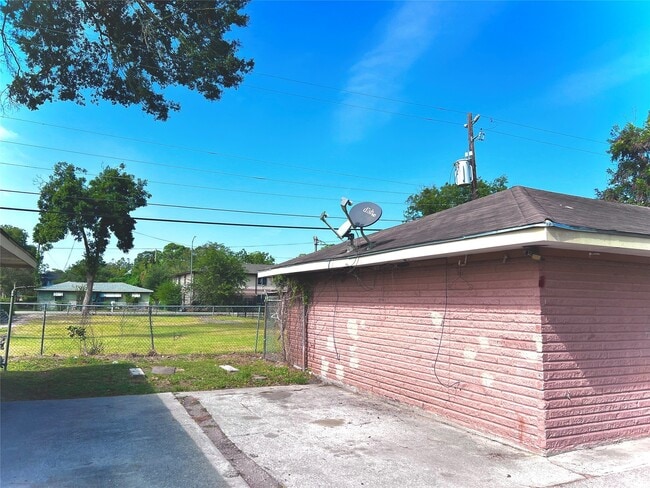 property at 1825 W Little York Rd