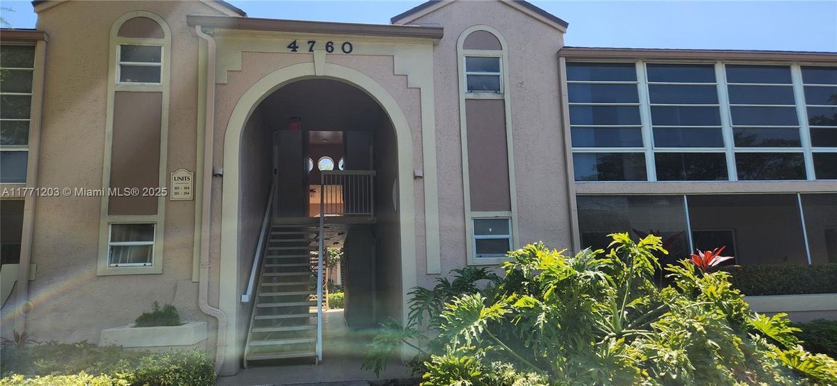 104 NW 102nd Ave in Doral, FL - Building Photo