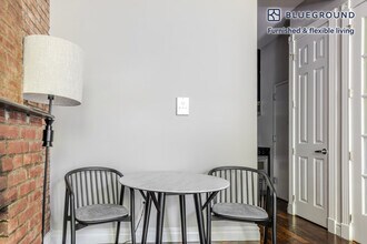 562 Hudson St in New York, NY - Building Photo - Building Photo