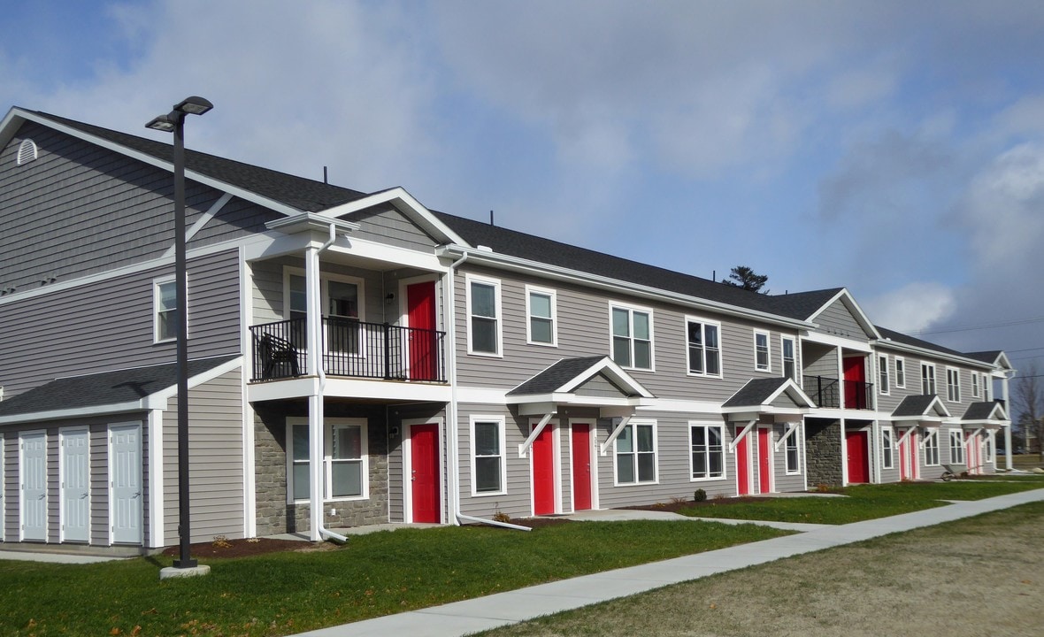Enclave Estates in Plattsburgh, NY - Foto de edificio