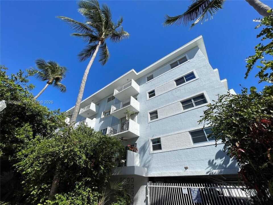 221 Meridian Ave in Miami Beach, FL - Building Photo