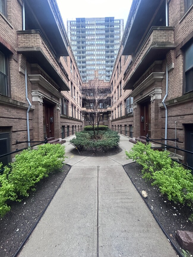 2743 N Hampden Ct, Unit 1E in Chicago, IL - Foto de edificio - Building Photo