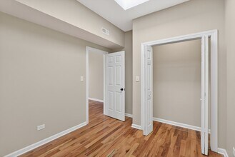 5709 W Irving Park Rd, Unit 2 in Chicago, IL - Building Photo - Building Photo