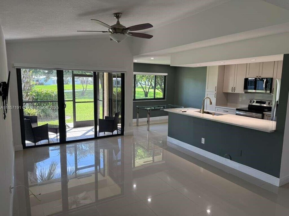 8148 NW 17th Mnr in Plantation, FL - Foto de edificio