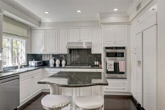 2574 Bungalow Pl in Newport Beach, CA - Building Photo - Building Photo