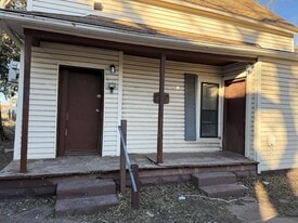 208 1/2 E Ave B in Hutchinson, KS - Building Photo