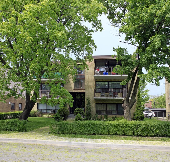 4 Meadowbrook Rd in Toronto, ON - Building Photo - Primary Photo