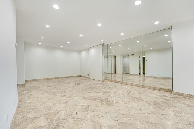 10747 Wilshire Blvd, Unit 905 in Los Angeles, CA - Building Photo - Building Photo