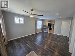 1244 McKay Ave in Windsor, ON - Foto de edificio - Building Photo