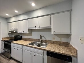 855 Cathedral Dr in Virginia Beach, VA - Building Photo - Building Photo