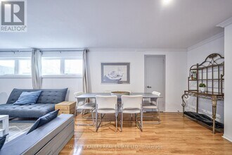215 Searle Ave in Toronto, ON - Building Photo - Building Photo