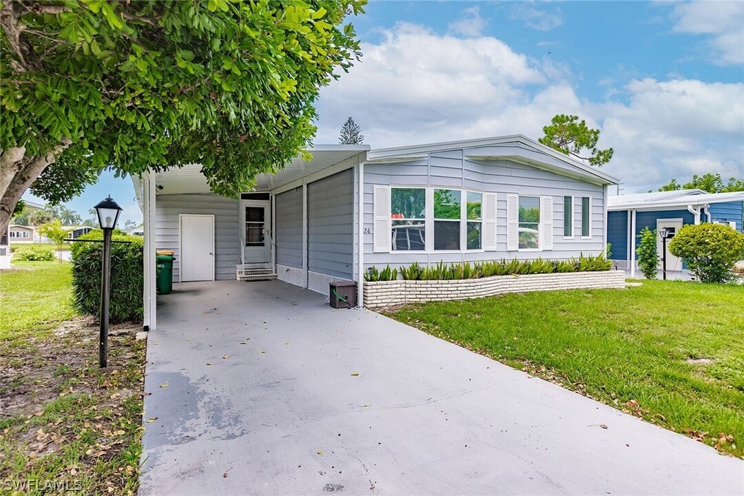 1726 Cape Hatteras Dr in Naples, FL - Foto de edificio