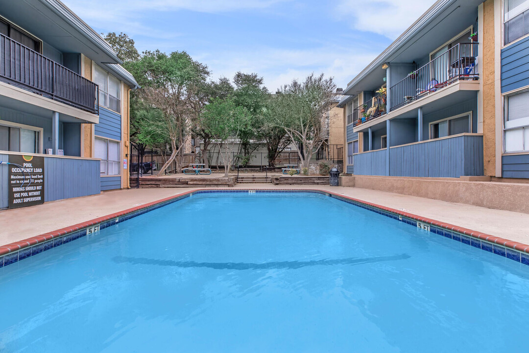 Oak Creek in San Antonio, TX - Foto de edificio