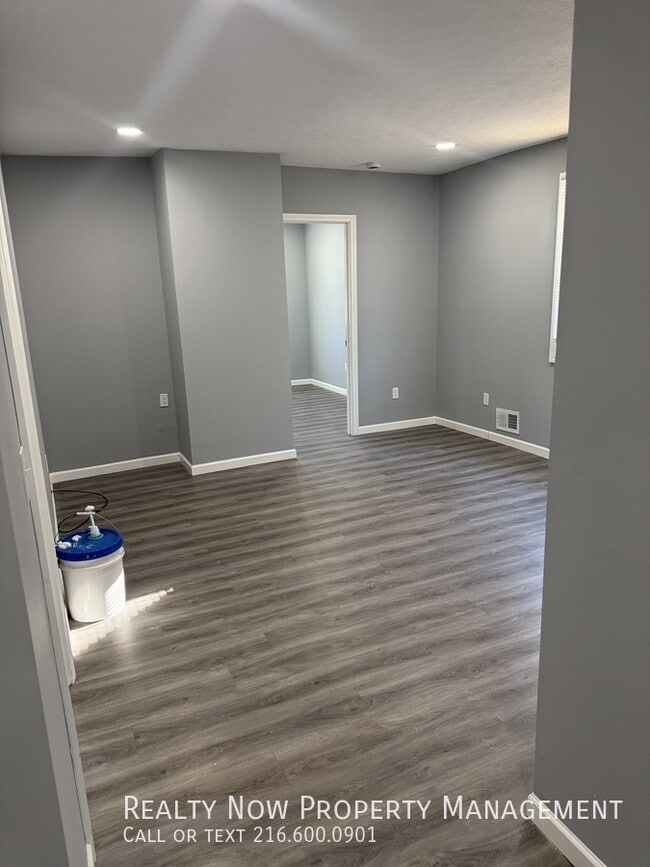 2054 W 98th St, Unit Unit Up in Cleveland, OH - Foto de edificio - Building Photo