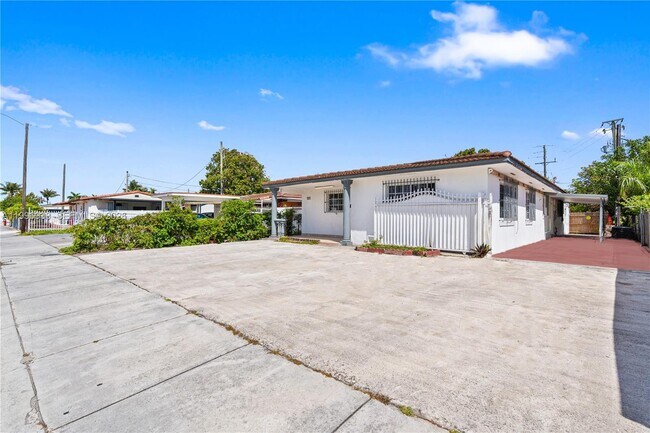 361 E 39th St in Hialeah, FL - Building Photo - Building Photo