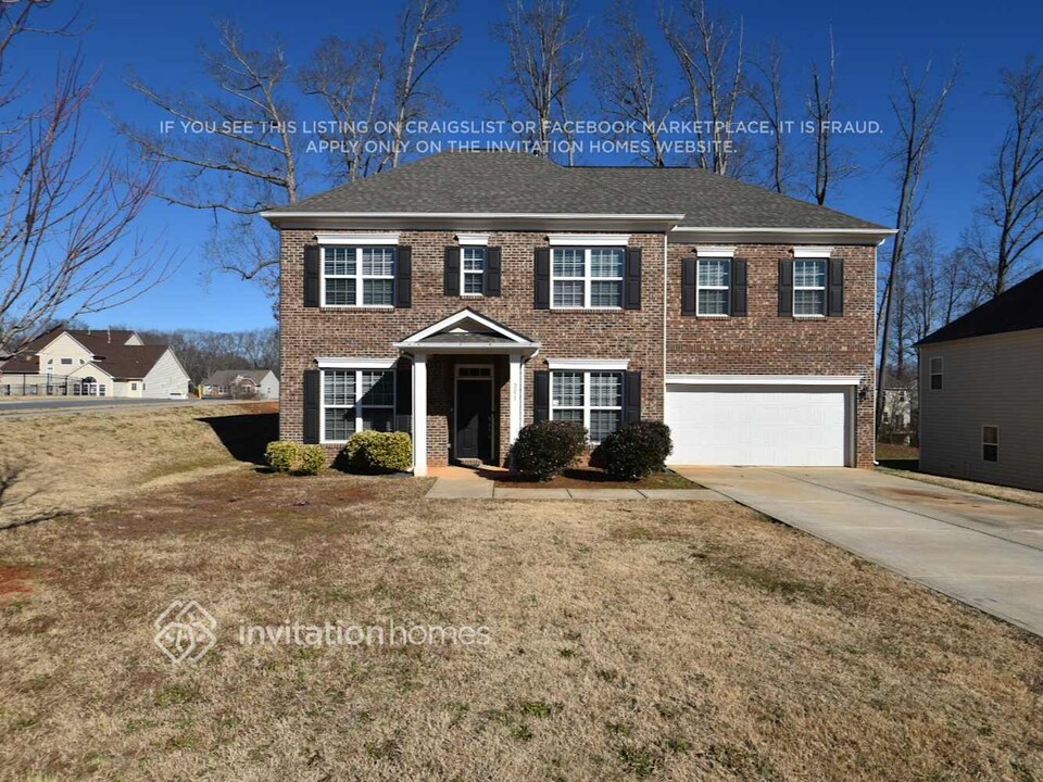 201 Sassafras Rd in Mooresville, NC - Building Photo