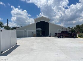 621 Joel Blvd in Lehigh Acres, FL - Building Photo