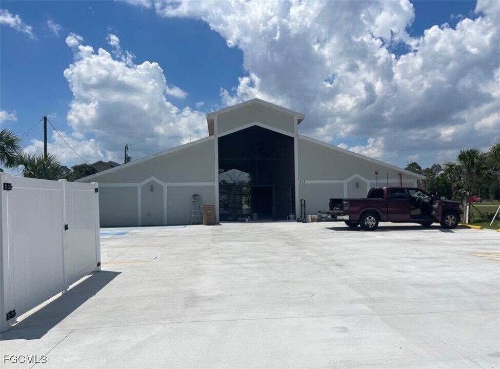 621 Joel Blvd in Lehigh Acres, FL - Building Photo