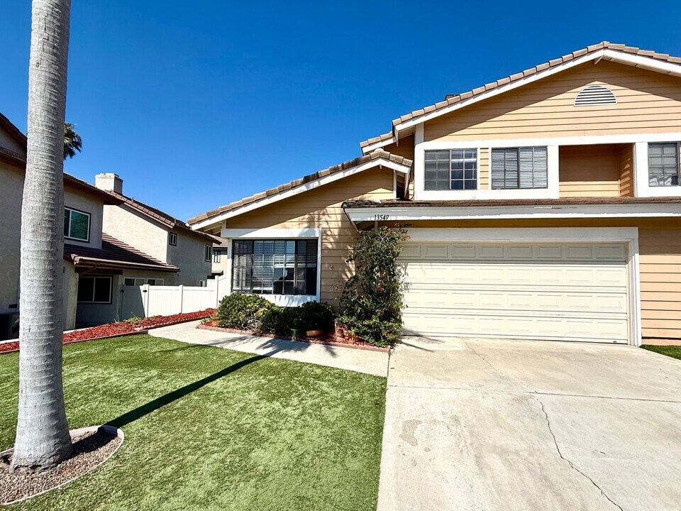 13549 Hike Ln in San Diego, CA - Building Photo