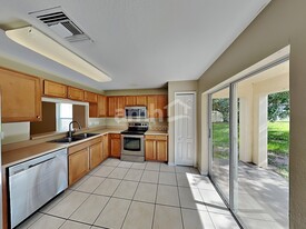 7526 Maroon Peak Dr in Ruskin, FL - Building Photo - Building Photo