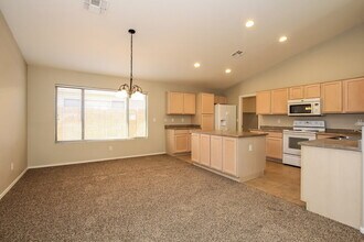 15667 W Saguaro Ln in Surprise, AZ - Foto de edificio - Building Photo