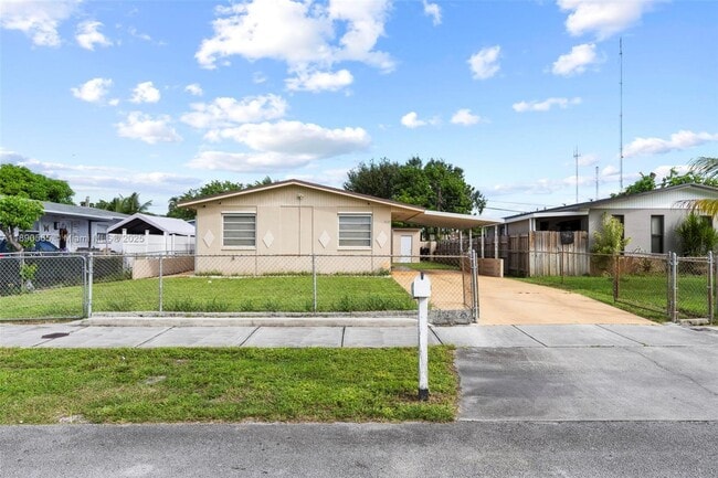 5633 SW 40th St in West Park, FL - Building Photo - Building Photo