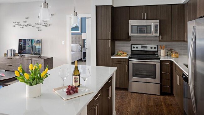 36 River St in Waltham, MA - Foto de edificio - Building Photo