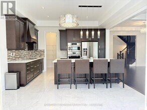 96 Threshing Mill Blvd. in Oakville, ON - Building Photo - Building Photo