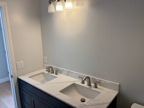 94 Simmonsville Ave in Johnston, RI - Building Photo - Building Photo