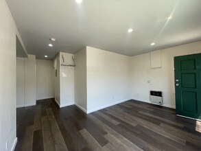 2033 E 4th St in Long Beach, CA - Foto de edificio - Building Photo