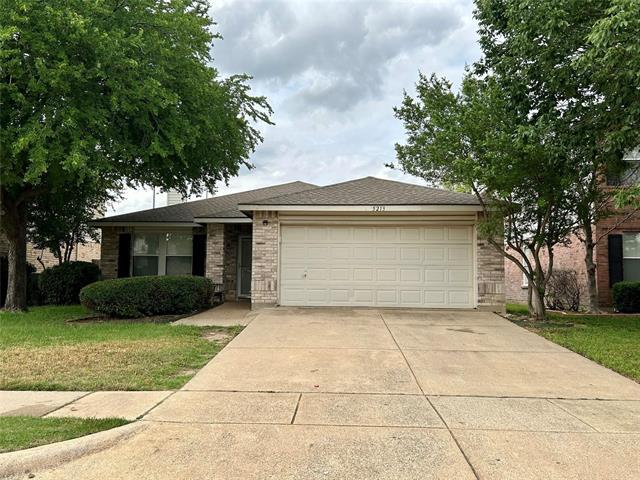 5213 Emmeryville Ln in Fort Worth, TX - Building Photo
