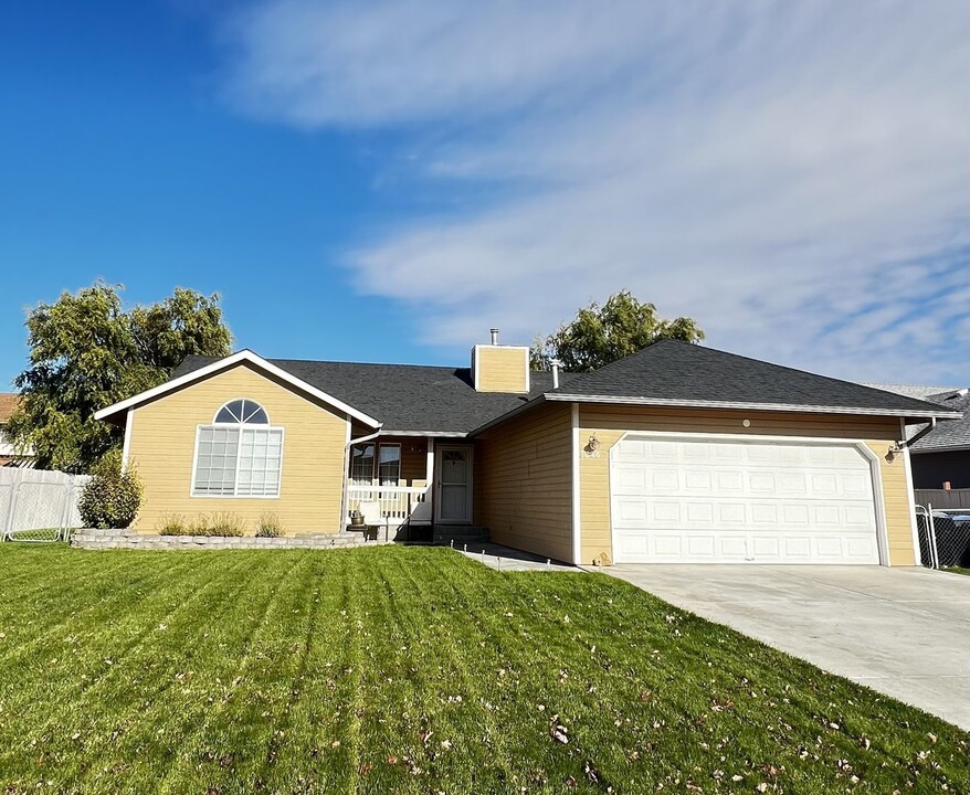 1346 E Sandpiper Cir in Moses Lake, WA - Building Photo