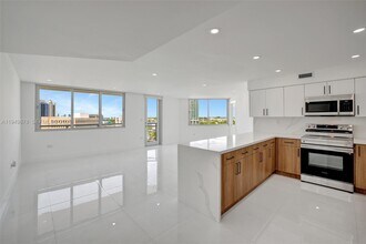 7135 Collins Ave in Miami, FL - Foto de edificio - Building Photo