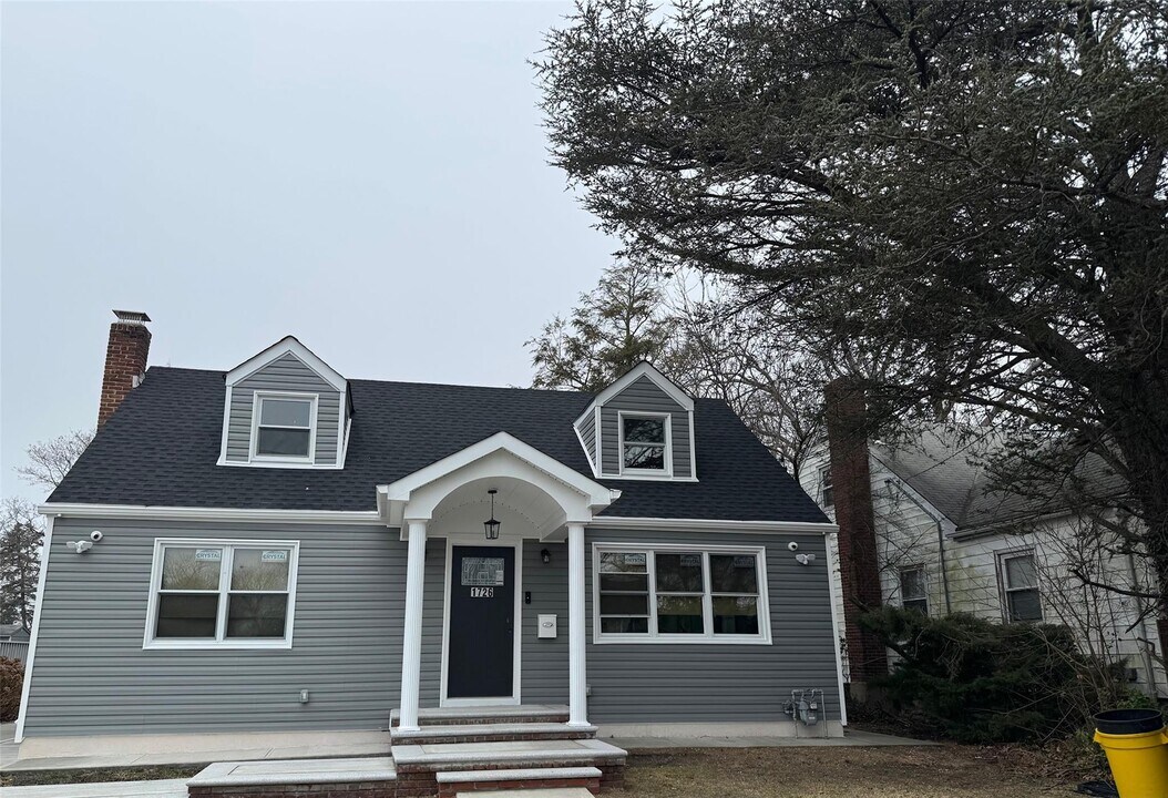 1726 Slocum St in Hewlett, NY - Building Photo