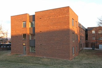 Stratford Village in Roanoke, VA - Foto de edificio - Building Photo