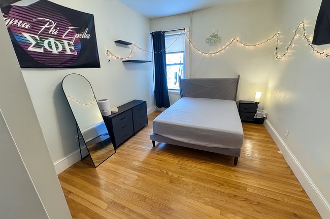 20 Gibbs St, Unit 2 in Brookline, MA - Building Photo - Building Photo