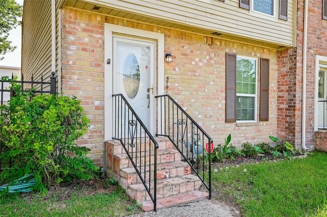 5791 Maple Hill Dr in Houston, TX - Foto de edificio - Building Photo