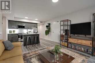 261 King St E in Stoney Creek, ON - Building Photo - Building Photo
