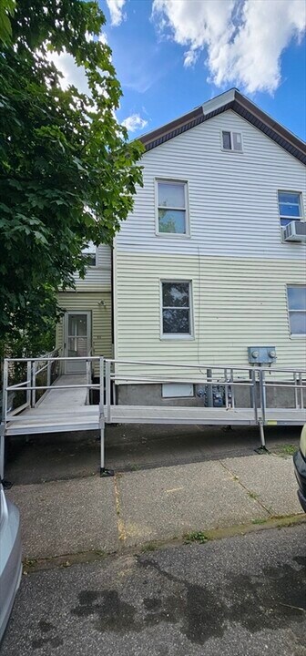 12 Foster St in Springfield, MA - Building Photo