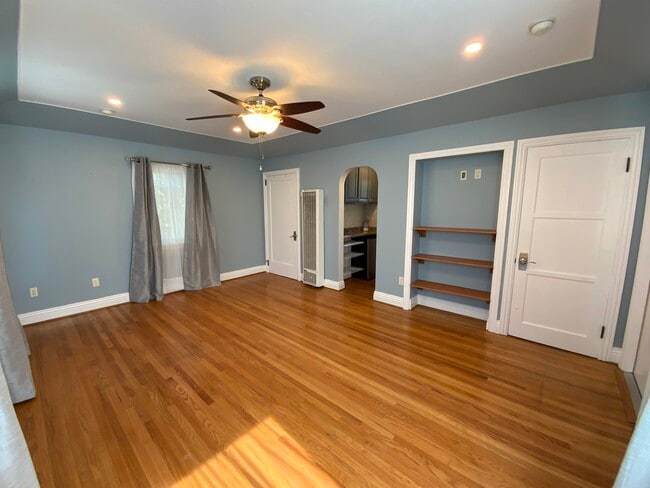 10470 Kinnard Ave, Unit Upper Level