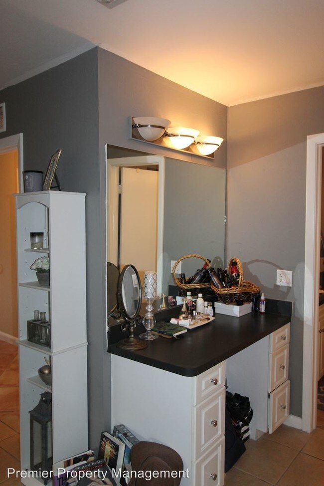 1331 Chesapeake Ave in Naples, FL - Foto de edificio - Building Photo