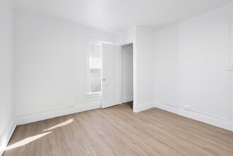 2104 College St in Cedar Falls, IA - Building Photo - Building Photo
