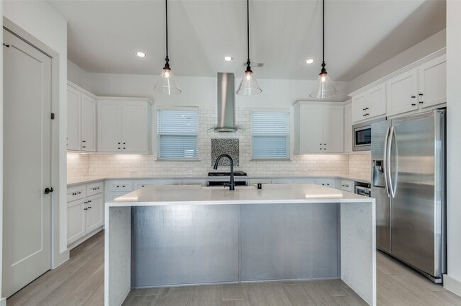 property at 2609 La Altura Ln