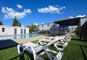 Rosemont Terrace in Sacramento, CA - Building Photo