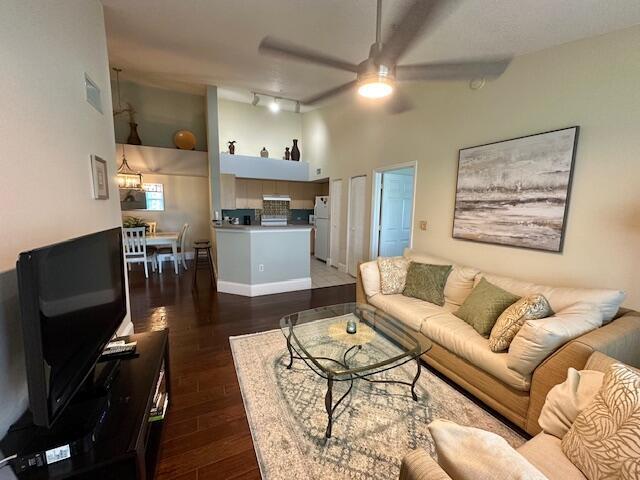 property at 822 Villa Cir