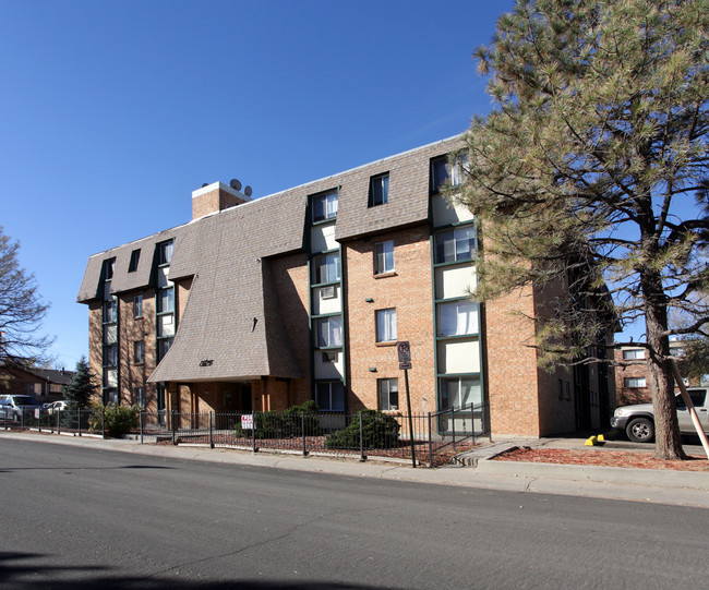 La Fontaine Apartments in Aurora, CO - Building Photo - Building Photo